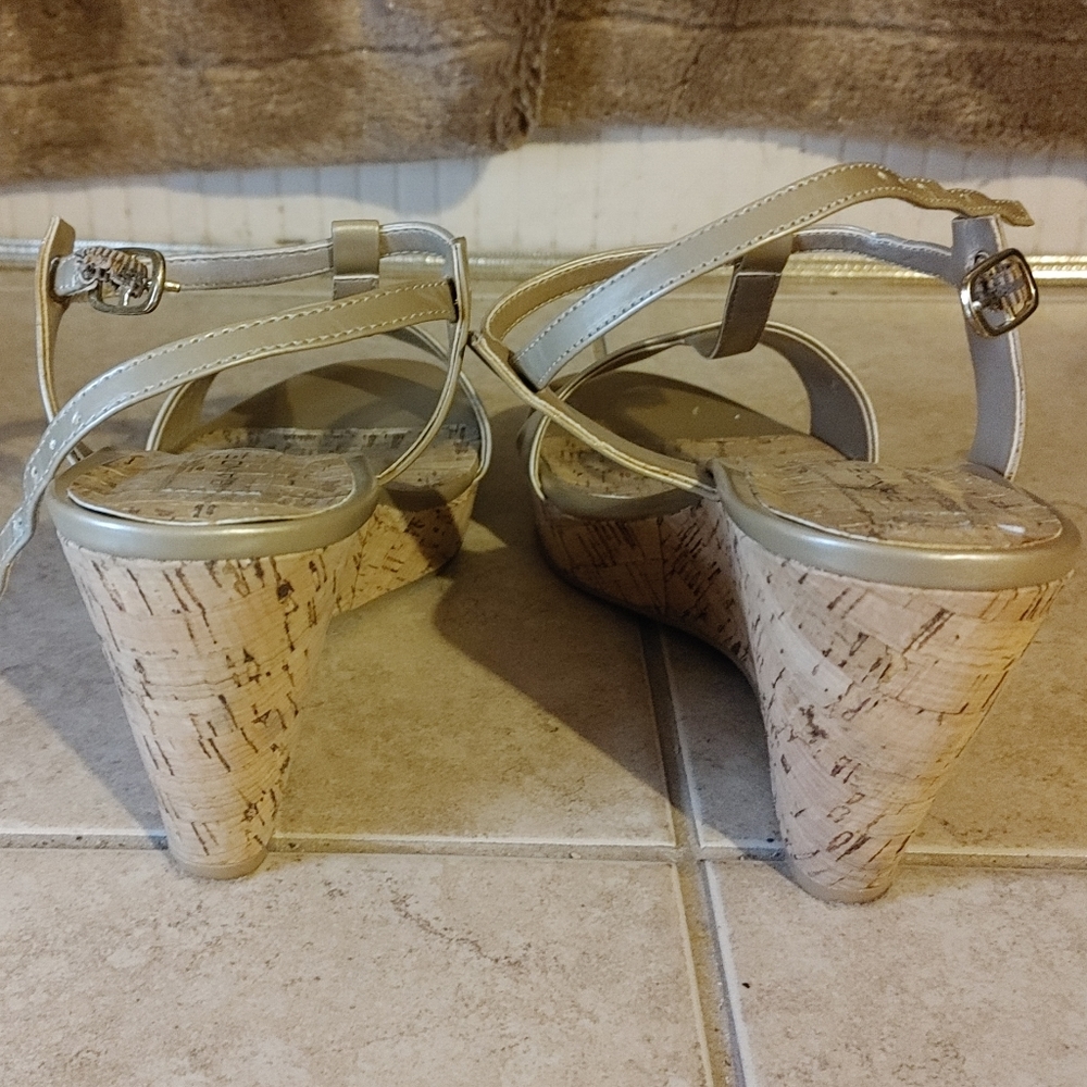 Bandolino Wedges - Picture 4 of 8